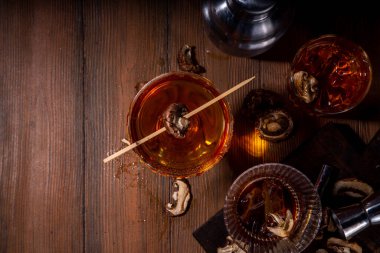 Modaya uygun sert alkol mantarı kokteyli, alkolsüz mantar çeşitli kokteyl bardaklarına doldurulmuş içecekler, siyah ahşap arka plan fotokopisinde bar aletleri.