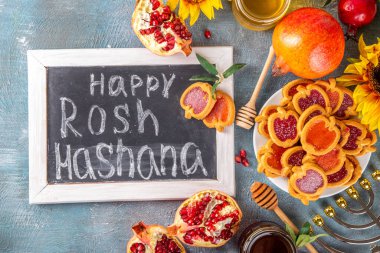 Kırmızı elma, bal, nar, Shofar ve kadehten oluşan Rosh hashana Yahudi bayramı arkaplanı. Geleneksel sembollü Yahudi Yeni Yıl tatili. Mutlu Rosh hashana tebrik kartı 