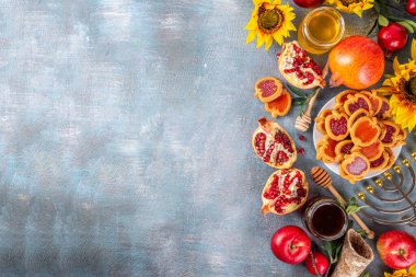 Kırmızı elma, bal, nar, Shofar ve kadehten oluşan Rosh hashana Yahudi bayramı arkaplanı. Geleneksel sembollü Yahudi Yeni Yıl tatili. Mutlu Rosh hashana tebrik kartı 