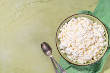 Çilekli süzme peynir. Bir kase süzme peynirli çilek, yabanmersini, yüksek proteinli yaz sağlıklı kahvaltı veya öğle yemeği, kopyalama alanı