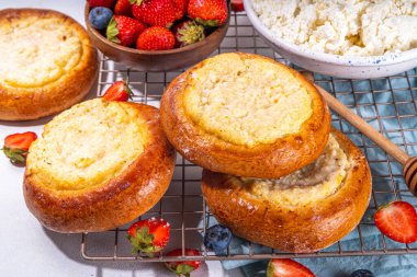 Tatlı süzme peynirli çörekler vatruşka, Ukraynalı geleneksel Doğu Avrupa fırınlanmış tatlı, süzme peynirli küçük açık turta