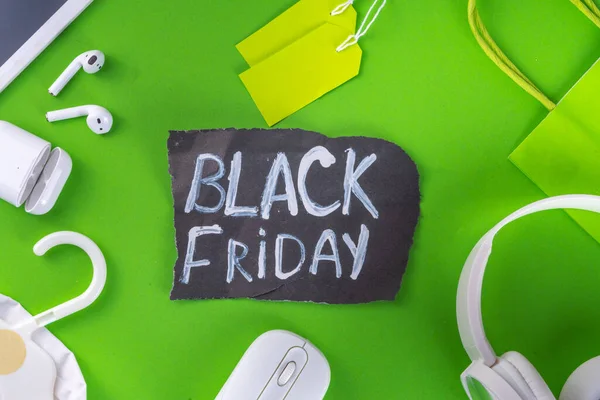 Czarny Piątek Wyprzedaż Tło Sprzedaż Tagi Ubrania Laptop Słuchawki Smartfon — Zdjęcie stockowe