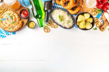  Oktoberfest Münih geleneksel festival menüleri - bavyera sosisleri, krakerler, patates, lahana turşusu, bira şişesi ve kupa, Oktoberfest davetiyesi için eski ahşap masa fotokopisi alanı