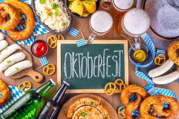Oktoberfest München Hagyományos Fesztivál Menü Élelmiszerek Bajor Kolbászok Perecek Burgonya — Stock Fotó
