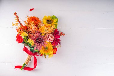 Sonbahar tatili tebrik kartı geçmişi. Sonbahar kırmızısı, turuncu, parlak çiçekler ve arka planda büyük bir buket bırakır. Öğretmenler Günü, Şükran Günü, Cadılar Bayramı geçmişi