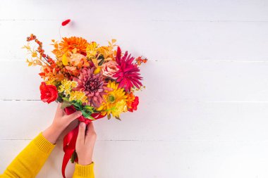 Sonbahar tatili tebrik kartı geçmişi. Sonbahar kırmızısı, turuncu, parlak çiçekler ve arka planda büyük bir buket bırakır. Öğretmenler Günü, Şükran Günü, Cadılar Bayramı geçmişi