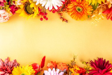 Sonbahar tatili tebrik kartı geçmişi. Sonbahar kırmızısı, turuncu, parlak çiçekler ve arka planda büyük bir buket bırakır. Öğretmenler Günü, Şükran Günü, Cadılar Bayramı geçmişi