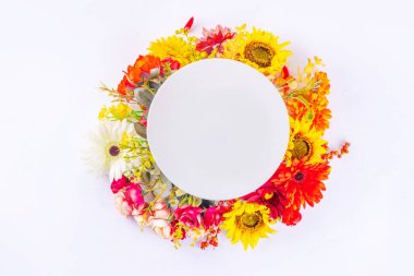 Sonbahar tatili tebrik kartı geçmişi. Sonbahar kırmızısı, turuncu, parlak çiçekler ve arka planda büyük bir buket bırakır. Öğretmenler Günü, Şükran Günü, Cadılar Bayramı geçmişi