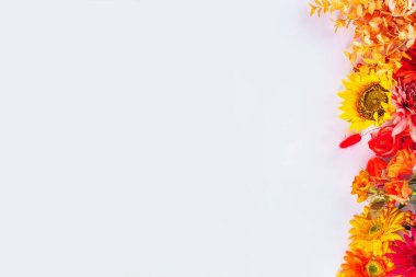 Sonbahar tatili tebrik kartı geçmişi. Sonbahar kırmızısı, turuncu, parlak çiçekler ve arka planda büyük bir buket bırakır. Öğretmenler Günü, Şükran Günü, Cadılar Bayramı geçmişi