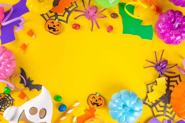 Halloween Fundo Amarelo Alta Cor Com Acessórios Coloridos Festa Férias — Fotografia de Stock