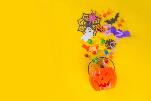Halloween Högfärgad Gul Bakgrund Med Färgglada Fest Semester Tillbehör Och — Stockfoto
