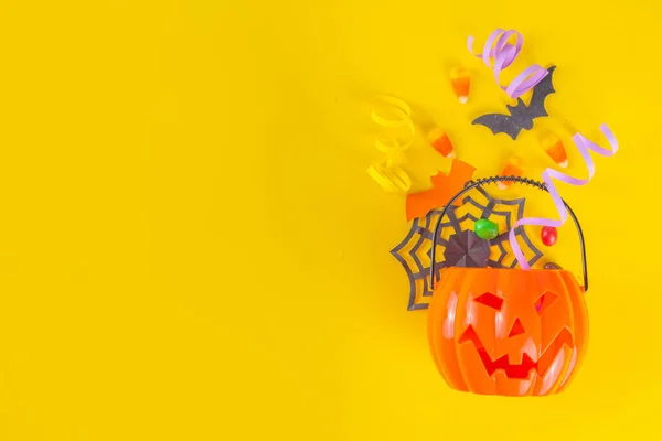 Halloween Color Amarillo Fondo Con Coloridos Accesorios Fiesta Fiesta Decoración —  Fotos de Stock