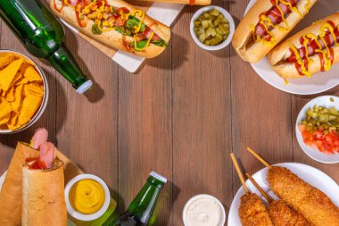 Ulusal Sosisli sandviç günü geçmişi, sosisli sandviç partisi festivali yemekleri, çeşitli geleneksel sosisli sandviçler, Fransız, mısırlı sosis, klasik. Meksika usulü sosisli sandviç, abur cubur, bira şişesi ve sos.