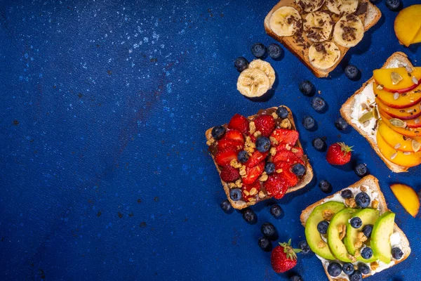 Sandwiches Mit Fruchtbeeren Verschiedene Toasts Mit Erdnussbutter Frischkäse Schokoladenaufstrich Mit — Stockfoto