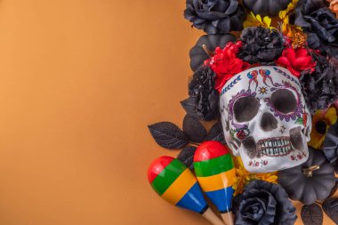 Dia de los muertos Feast düz yerde, Meksika Ölüler Günü arka planda sonbahar siyahı, turuncu, sarı çiçekler, Dia de los muertos yazılı ışık kutusu, renkli kafatası