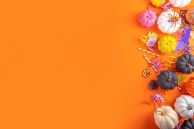 Cadılar Bayramı renkli sarı arka plan, renkli parti aksesuarları ve dekorları, örümcekler, örümcek ağları, balkabakları, yarasalar, hayaletler, üst görünüm düz kopya alanı