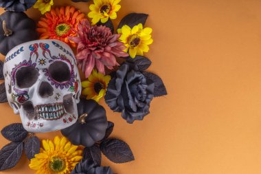 Dia de los muertos Feast düz yerde, Meksika Ölüler Günü arka planda sonbahar siyahı, turuncu, sarı çiçekler, Dia de los muertos yazılı ışık kutusu, renkli kafatası