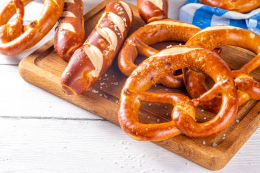  Mutfak masasında ev yapımı bavyera krakerleri geleneksel Ekim Festivali, Bavyera, Alman kahvaltısı çörekleri 