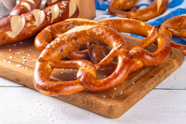  Mutfak masasında ev yapımı bavyera krakerleri geleneksel Ekim Festivali, Bavyera, Alman kahvaltısı çörekleri 