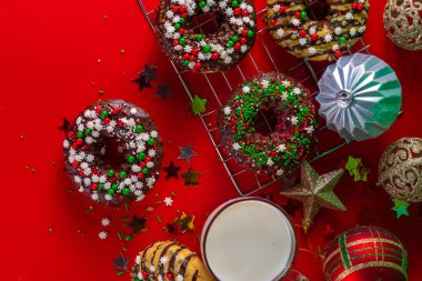 Renkli kırmızı, yeşil kar taneli şeker parçacıklarıyla süslenmiş parlak Noel ve Yeni Yıl çörekleri seti. Tatlı mevsimlik Noel tatlısı