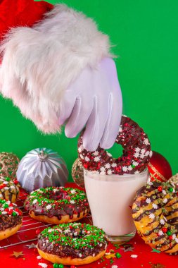 Renkli kırmızı, yeşil kar taneli şeker parçacıklarıyla süslenmiş parlak Noel ve Yeni Yıl çörekleri seti. Tatlı mevsimlik Noel tatlısı