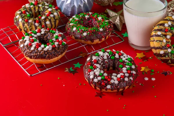 Яскравий Святковий Прикрашений Різдвяний Новорічний Набір Пончиків Барвистими Червоними Зеленими — стокове фото