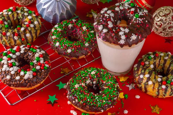 Яскравий Святковий Прикрашений Різдвяний Новорічний Набір Пончиків Барвистими Червоними Зеленими — стокове фото