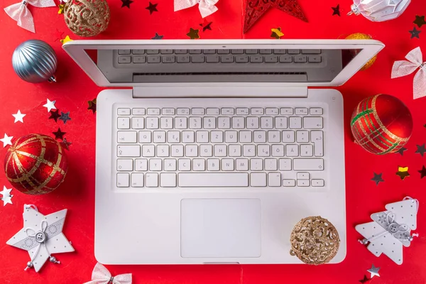 Boże Narodzenie Nowy Rok Tło Białym Laptopem Klawiatury Zimą Wakacje — Zdjęcie stockowe