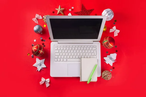 Boże Narodzenie Nowy Rok Tło Białym Laptopem Klawiatury Zimą Wakacje — Zdjęcie stockowe