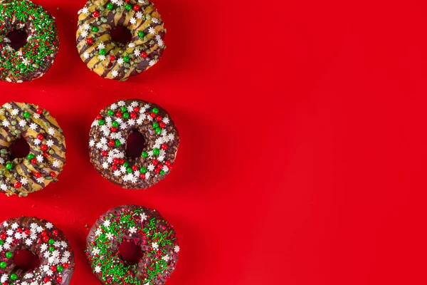 Hell Festlich Dekorierte Weihnachts Und Neujahrskrapfen Mit Bunten Roten Grün — Stockfoto