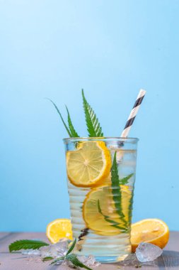 Kenevir kenevir, soğuk limonata, marihuana özü ve yapraklı soğuk mojito içeceği, yasal endüstriyel kenevir kullanımı konsepti. CBD meyve suyu aşıladı 