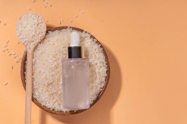 Pirinç suyu organik kozmetik ürünleri, güzellik cilt bakımı. Doğal mayalanmış pirinç kremi, serum, vücut tedavisi, şampuan, pirinç taneli saç kremi şişeleri ve banyo aletleri yer kopyalayabilir.