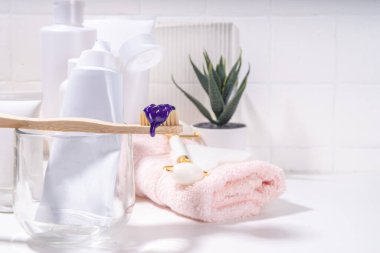 Moda beyazlatıcı mor diş macunu, diş fırçası ile Kore asıllı diş macunu ve beyaz tanınmayan diş macunu tüpü kopyalama alanı.