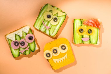 Çeşitli komik canavar Cadılar Bayramı sandviçleri. Çeşitli yaratıcı kahvaltı atıştırmalıklarını peynirli tostları, Cadılar Bayramı çocuklarının parti yemeklerini, üst manzarayı ayarlayın. 
