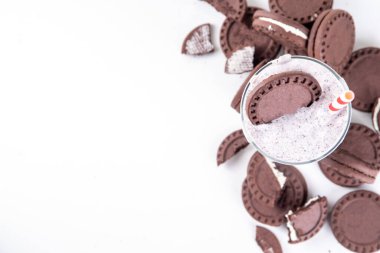  Kurabiye ve kremalı milkshake veya vanilyalı çikolatalı oreo kurabiyesi.