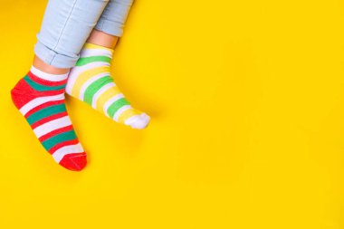 Çorap Günü, Çorap Günü. Zorbalık Karşıtı Hafta, Down Sendromu Bilinci. Yüksek renkli arkaplan fotokopisinde farklı uyumlu çoraplar giyen çocuk bacakları