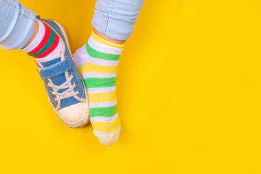 Çorap Günü, Çorap Günü. Zorbalık Karşıtı Hafta, Down Sendromu Bilinci. Yüksek renkli arkaplan fotokopisinde farklı uyumlu çoraplar giyen çocuk bacakları