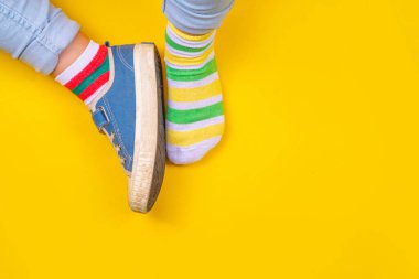 Çorap Günü, Çorap Günü. Zorbalık Karşıtı Hafta, Down Sendromu Bilinci. Yüksek renkli arkaplan fotokopisinde farklı uyumlu çoraplar giyen çocuk bacakları