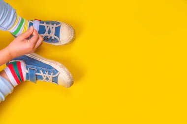 Çorap Günü, Çorap Günü. Zorbalık Karşıtı Hafta, Down Sendromu Bilinci. Yüksek renkli arkaplan fotokopisinde farklı uyumlu çoraplar giyen çocuk bacakları