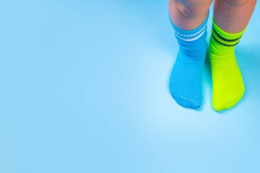 Çorap Günü, Çorap Günü. Zorbalık Karşıtı Hafta, Down Sendromu Bilinci. Yüksek renkli arkaplan fotokopisinde farklı uyumlu çoraplar giyen çocuk bacakları