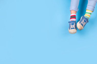 Çorap Günü, Çorap Günü. Zorbalık Karşıtı Hafta, Down Sendromu Bilinci. Yüksek renkli arkaplan fotokopisinde farklı uyumlu çoraplar giyen çocuk bacakları