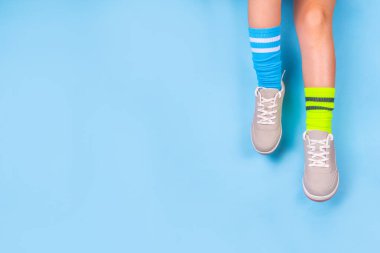 Çorap Günü, Çorap Günü. Zorbalık Karşıtı Hafta, Down Sendromu Bilinci. Yüksek renkli arkaplan fotokopisinde farklı uyumlu çoraplar giyen çocuk bacakları