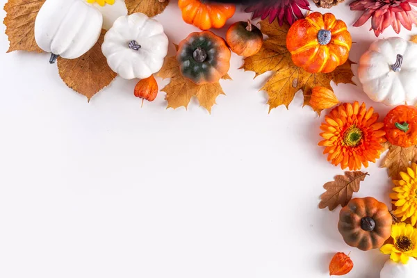 Herbstferien Und Verkaufshintergrund Glückwunschkarte Zum Erntedankfest Mehrfarbige Kürbisse Herbstblätter Und — Stockfoto