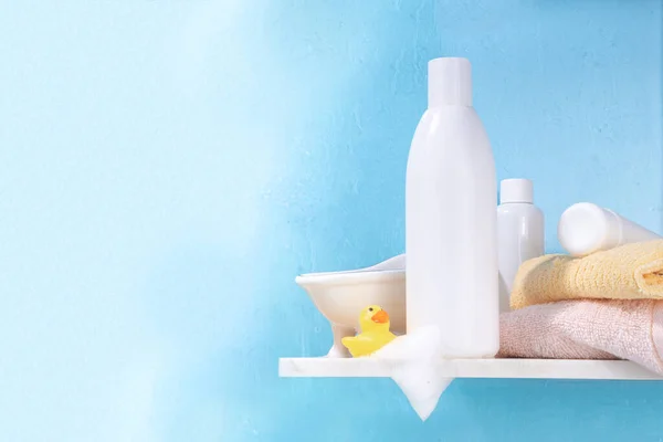 Fürdőszobahéj Kozmetikai Termékekkel Tiszta Törölközőkkel Kis Fürdőkád Sárga Gumikacsa Fürdéshez — Stock Fotó