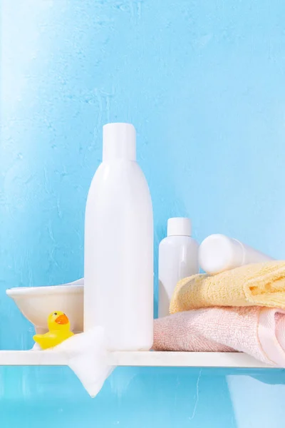 Invólucro Banheiro Com Produtos Cosméticos Toalhas Limpas Pequeno Banho Pato — Fotografia de Stock