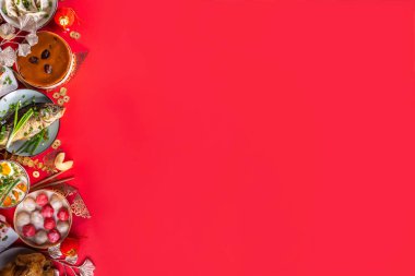 Geleneksel Çin Yeni Yıl yemeği masası, parti davetiyesi, menü geçmişi domuz eti, kızarmış balık, tavuk, pirinç köftesi, mantı, fal kurabiyesi, nian gao keki, erişte, Çin dekorasyonu.