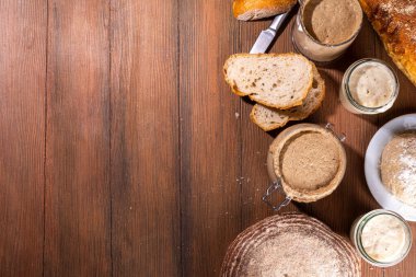 Sağlıklı yaşam tarzı, glütensiz mayalama diyeti. Ev yapımı ekşi ekmek. Aktif köpüklü çavdar, buğday, yulaf ekmeği farklı un ve fermantasyon yöntemleriyle, cam kavanozlarda, ham hamur ve fırınlanmış ekmekle.