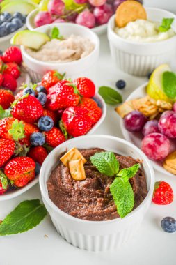 Kahvaltı için vejetaryen yemeği, atıştırmalık. Çilekli, elmalı, krakerli, üzümlü ev yapımı tatlı humus. Farklı humus tatlısı çeşitleri - vanilya, çikolata, karamel. 