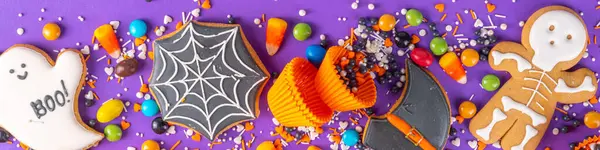 Knallbunte Halloween Lebkuchen Und Süßer Hintergrund Hausgemachte Kekse Mit Ausstechformen — Stockfoto
