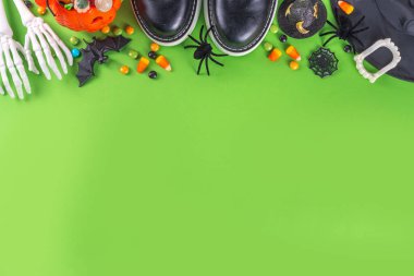 Parlak renkli Cadılar Bayramı çocukları parti aksesuarları, renkli şekerlemeler, geleneksel Cadılar Bayramı karakterleri kostümleri, şekerler, şekerler ve dekor üst görünümü ile tatil aksesuarları, şeker ya da hile